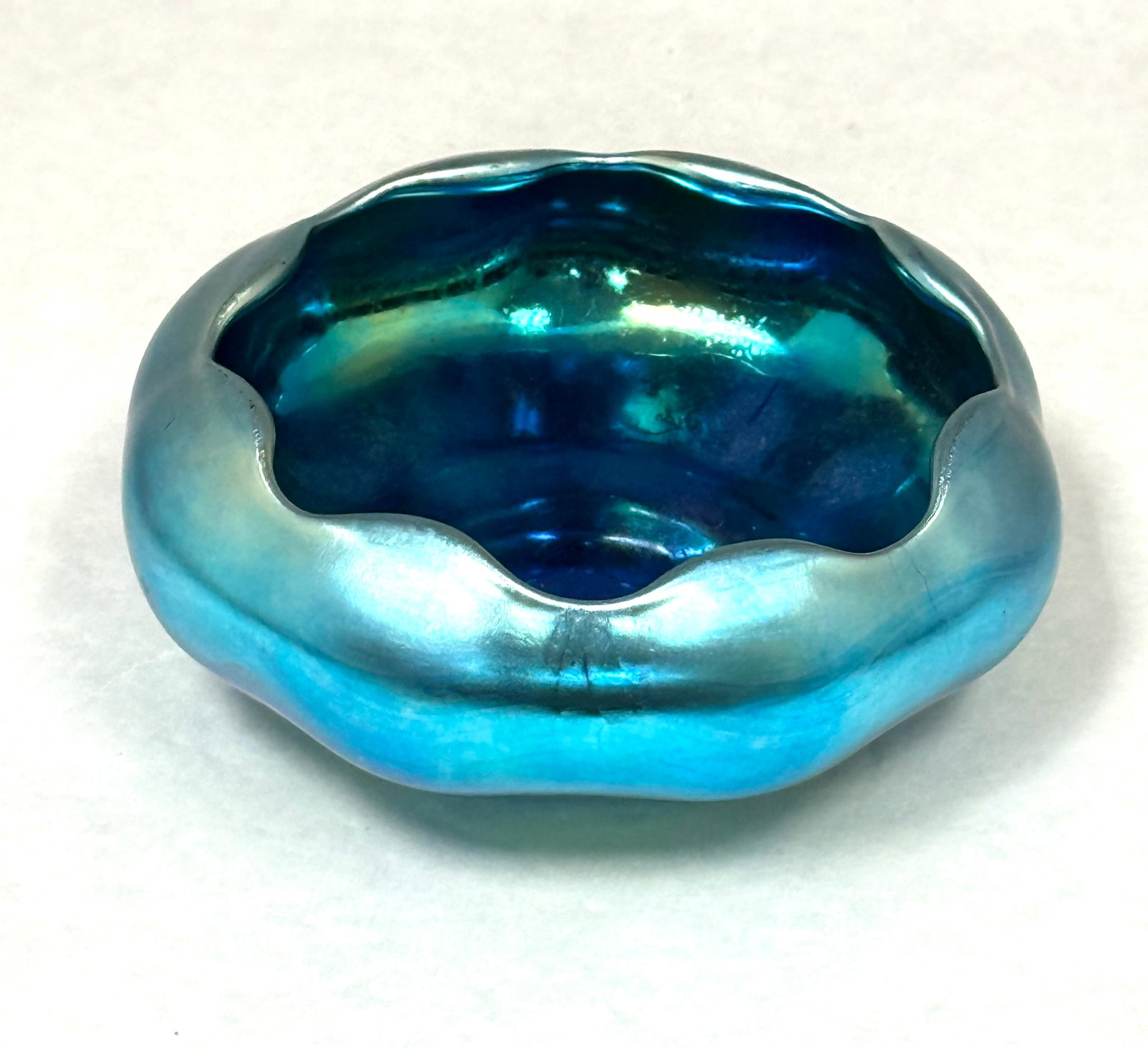 Steuben Blue Aurene Bowl: Steuben blue aurene bowl, signed Steuben Aurene 564; diameter 4 7/8". CONDITION: no chips, cracks, repairs, or material defects found, Jaremos attempts to call any material flaw that affects the
