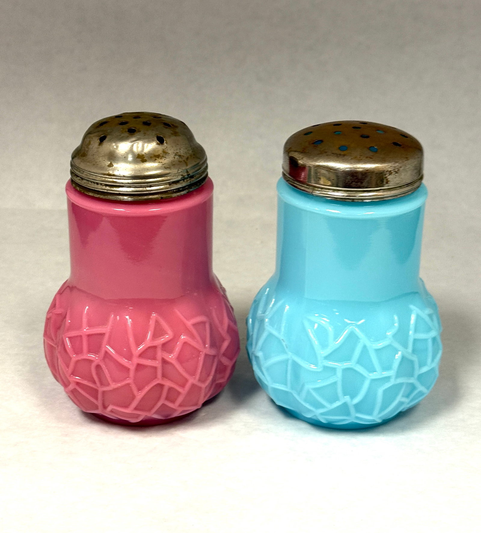 2 Abba Sugar Shakers: 2 Abba sugar shakers one pink one blue: ht. 4 3/4". CONDITION: no chips, cracks, repairs, or material defects found, Jaremos attempts to call any material flaw that affects the price, but minor