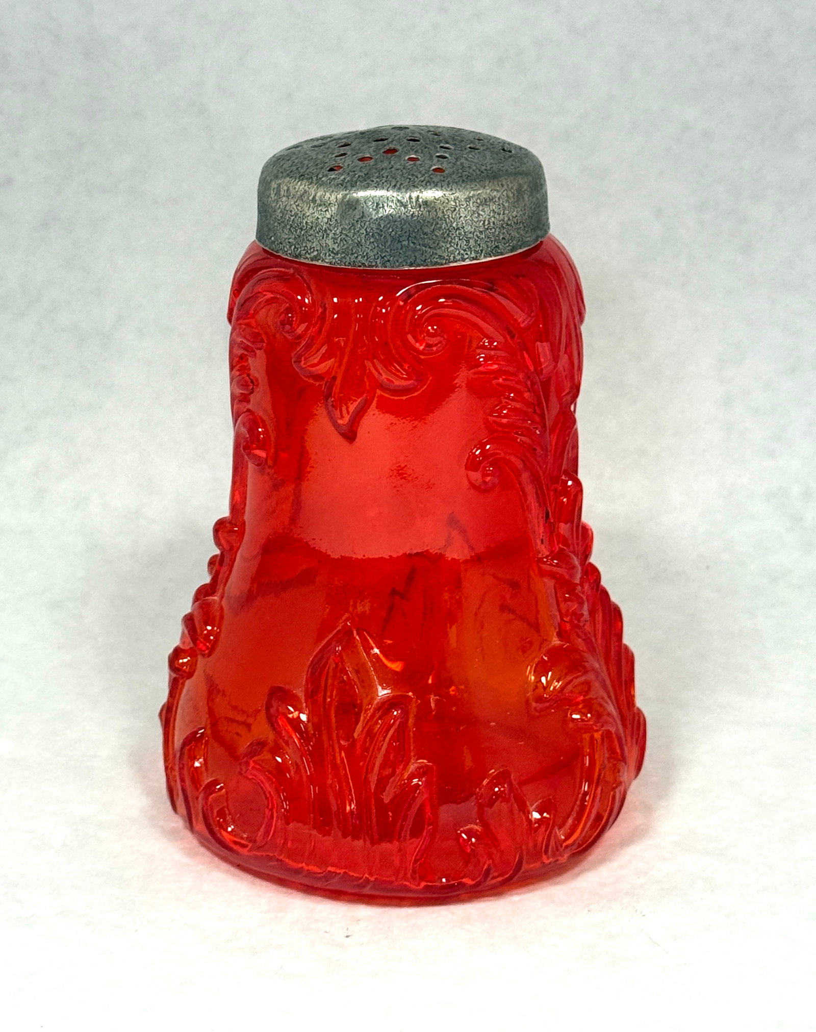 Rare Pigeon Blood Sugar Shaker: Rare pigeon blood sugar shaker; ht. 5". CONDITION: no chips, cracks, repairs, or material defects found, Jaremos attempts to call any material flaw that affects the price, but minor scratches and