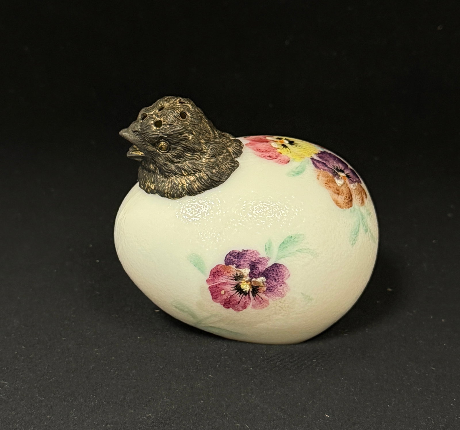 Mt. Washington Chick Shaker: Mt. Washington pansy chick head sugar shaker; length 4". CONDITION: no chips, cracks, repairs, or material defects found, Jaremos attempts to call any material flaw that affects the price, but minor