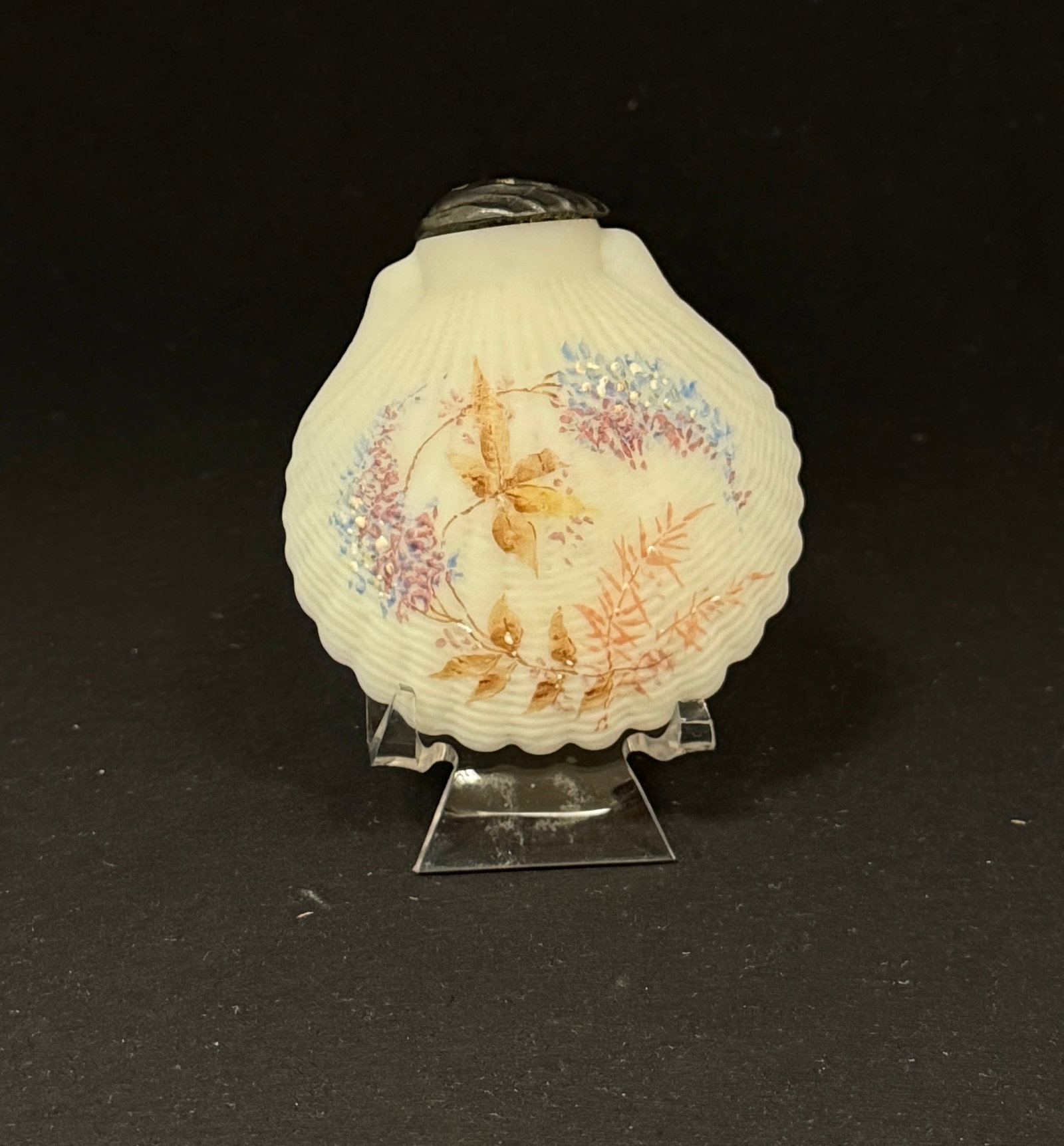 Mt. Washington Cockleshell Salt: Mt. Washington cockleshell salt shaker with ferns; ht. 2 3/4". CONDITION: no chips, cracks, repairs, or material defects found, Jaremos attempts to call any material flaw that affects the price, but