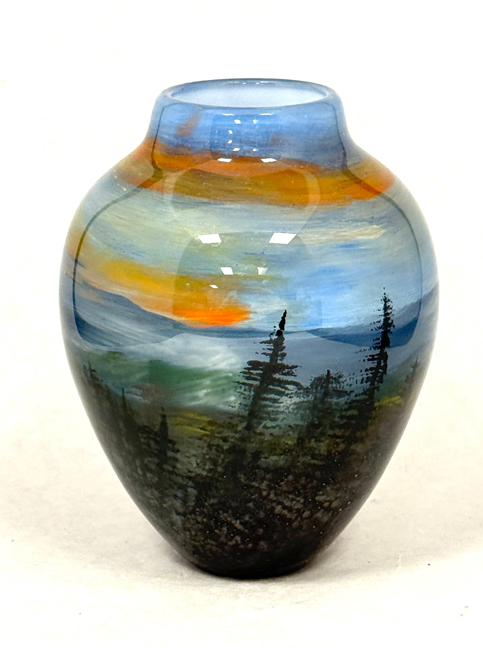 Wendy Bessett Paperweight Vase: Wendy Bessett scenic paperweight vase, signed and date 8/13; ht. 5 5/8". CONDITION: no chips, cracks, repairs or material defects found, Jaremos attempts to call any material flaw that affects the pri