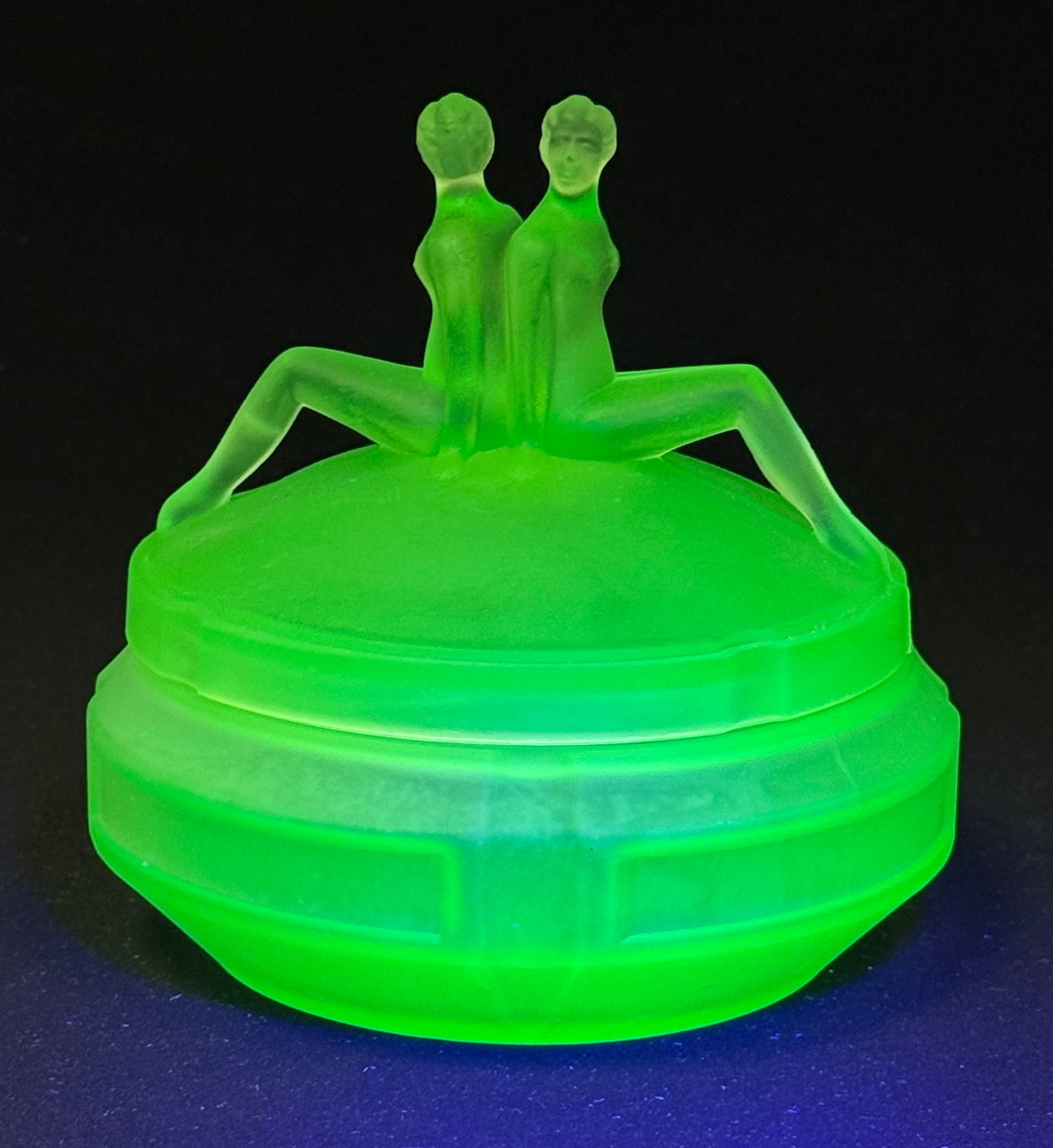 LE Smith Twins Powder Box: LE Smith vaseline powder box in the Twins pattern, 4 1/2" ht. CONDITION: no chips, cracks, repairs, or material defects found, Jaremos attempts to call any material flaw that affects the price, but