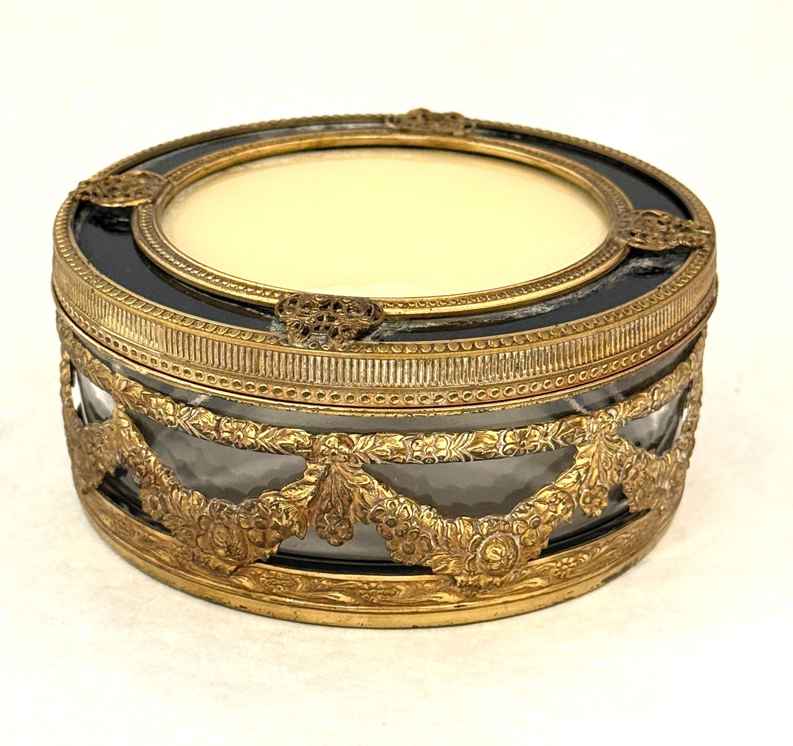 Apollo Ormolu Vanity box: Black and metal Ormolu dresser box marked Apollo, 5" wide. CONDITION: no chips, cracks, repairs, or material defects found, Jaremos attempts to call any material flaw that affects the price, but