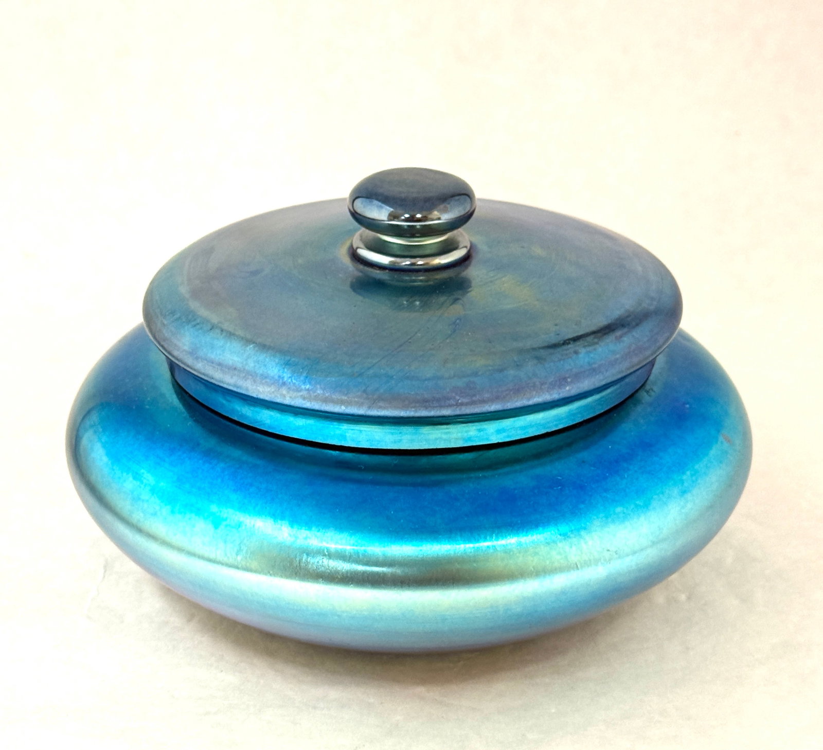 Steuben Blue Aurene Box: Steuben Blue Aurene dresser box signed Steuben Aurene 2948, 6" wide. CONDITION: very minor rim chips on inside edge see picture.
