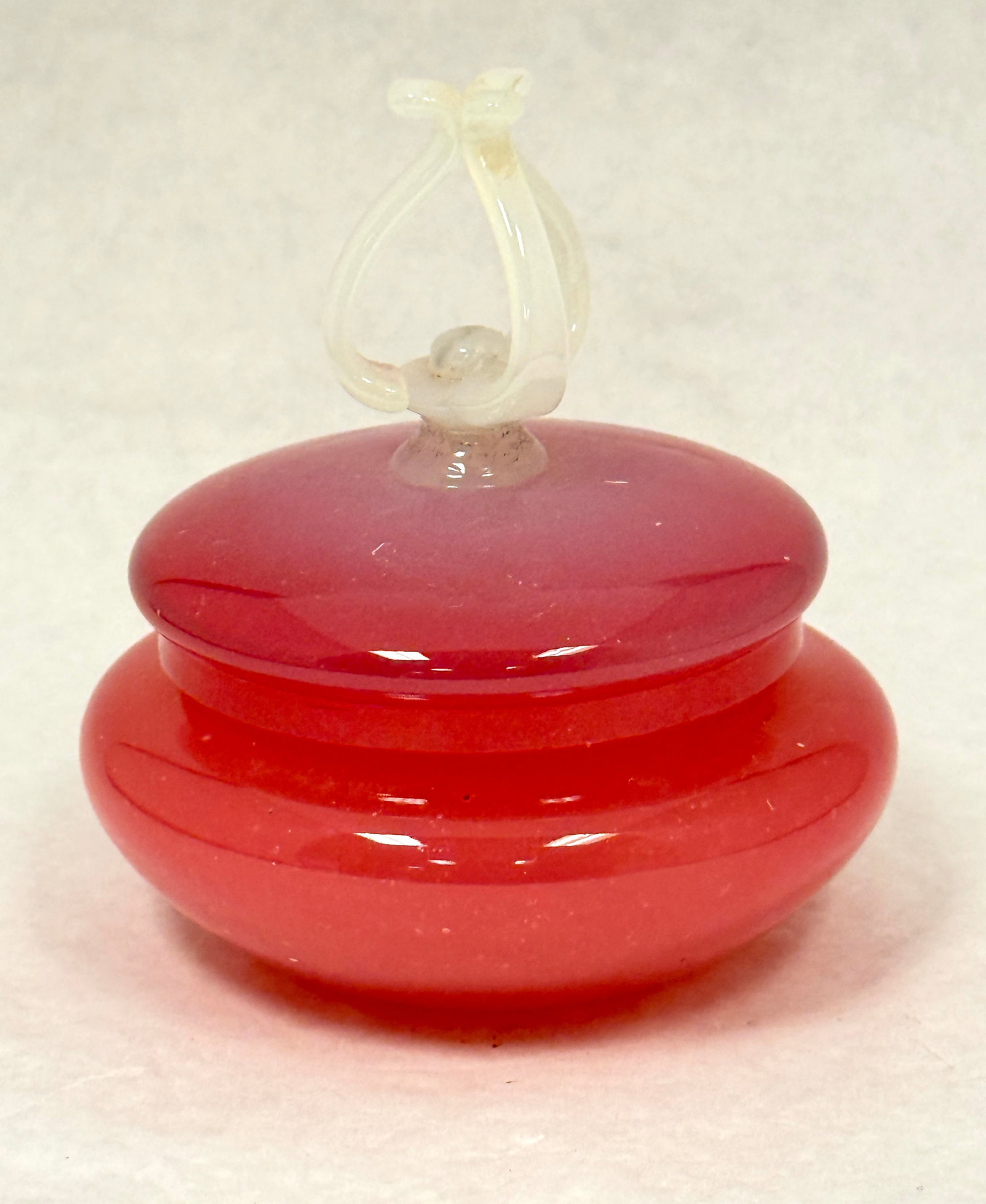 Steuben Rosaline Dresser Box: Steuben Rosaline dresser box with an open diatrita three prong finial, 4 1/2" wide. CONDITION: no chips, cracks, repairs or material defects found, Jaremos attempts to call any material flaw that