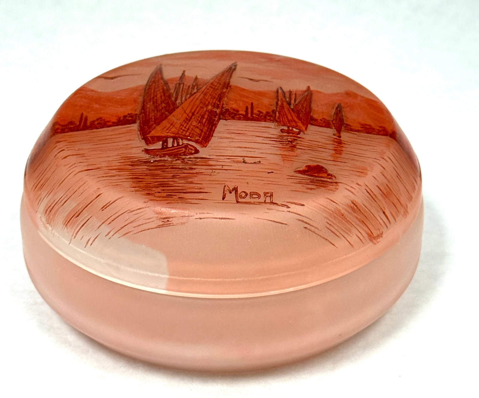 Moda French Cameo Vanity Box: Moda French cameo dresser box with a lid decorated in sailing ships, signed Moda, 5" wide. NOTE: Moda was produced at Daum. CONDITION: no chips, cracks, repairs or material defects found, Jaremos atte