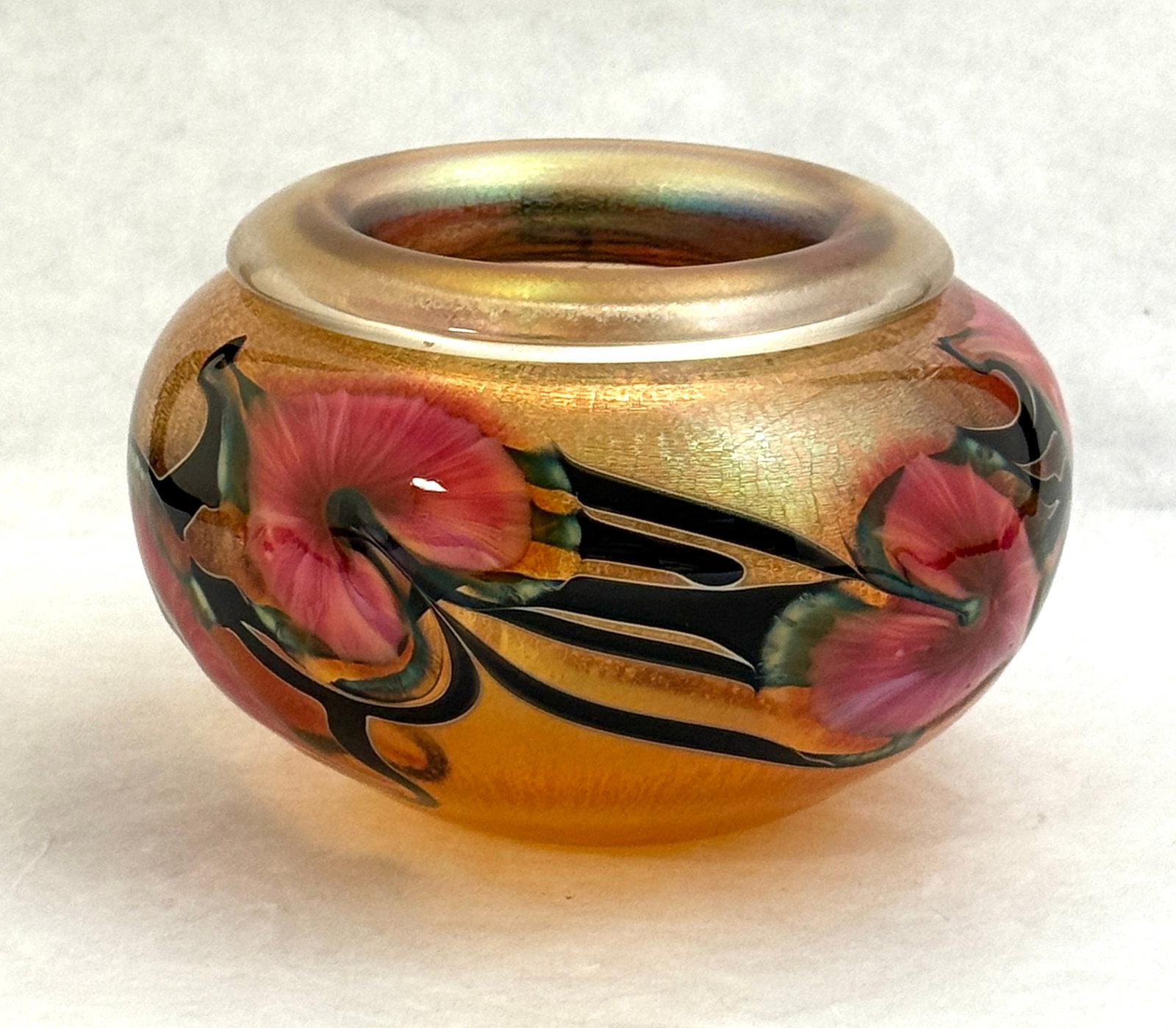 Jerry Heer Pink Heart Vase: Jerry Heer pink heart and vine on gold squat vase, signed Jerry Heer 2007 Lotton Studio; diameter 5 1/2". CONDITION: no chips, cracks, repairs or material defects found, Jaremos attempts to call any