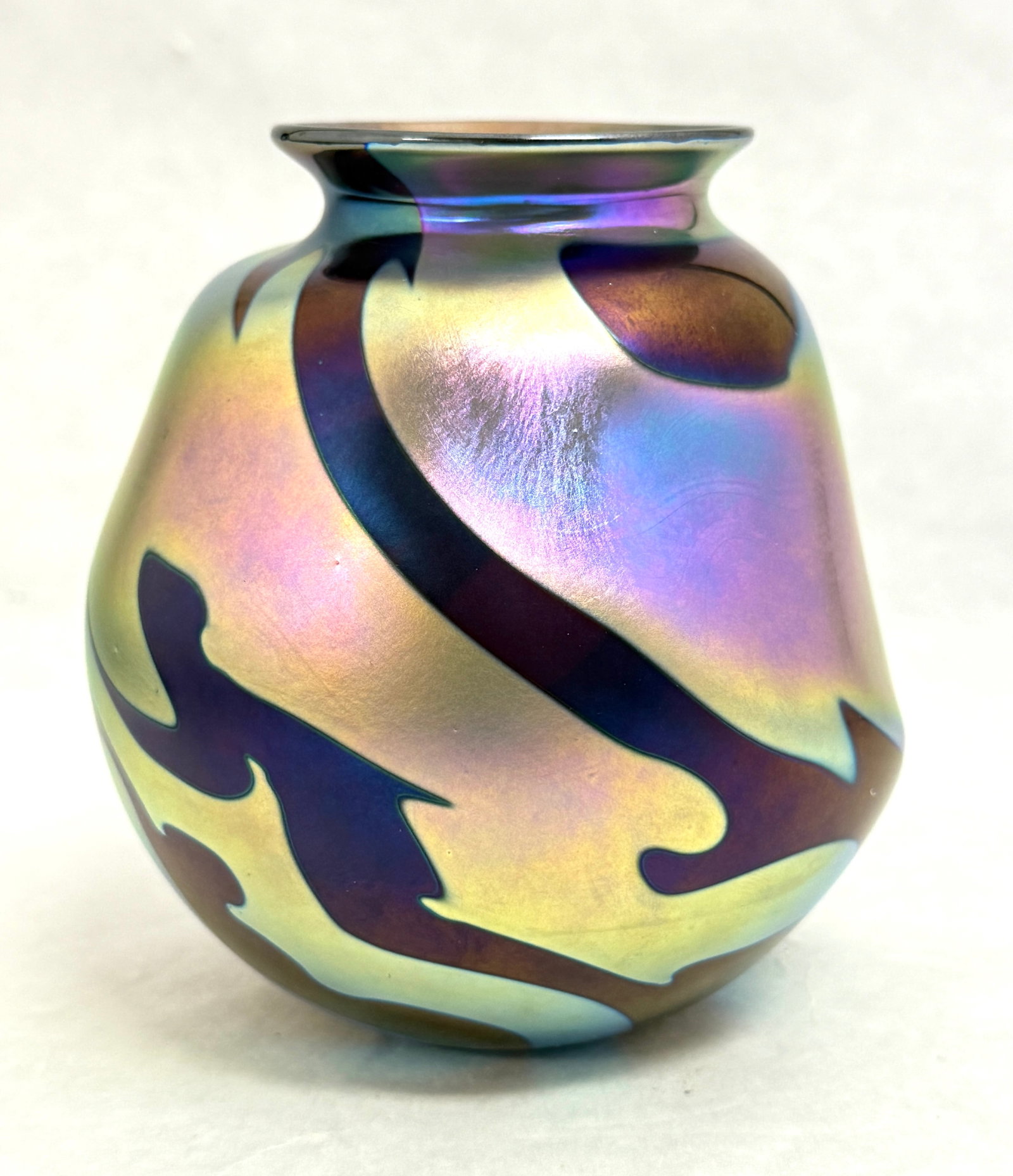 Charles Lotton Ovoid Vase: Charles Lotton ovoid vase in iridescent purple decorated with an undulating iridescent gold design, signed Lotton 1974, 4 1/2" ht. NOTE: Collection of Joan Allen Walker, an early collector of Lotton G