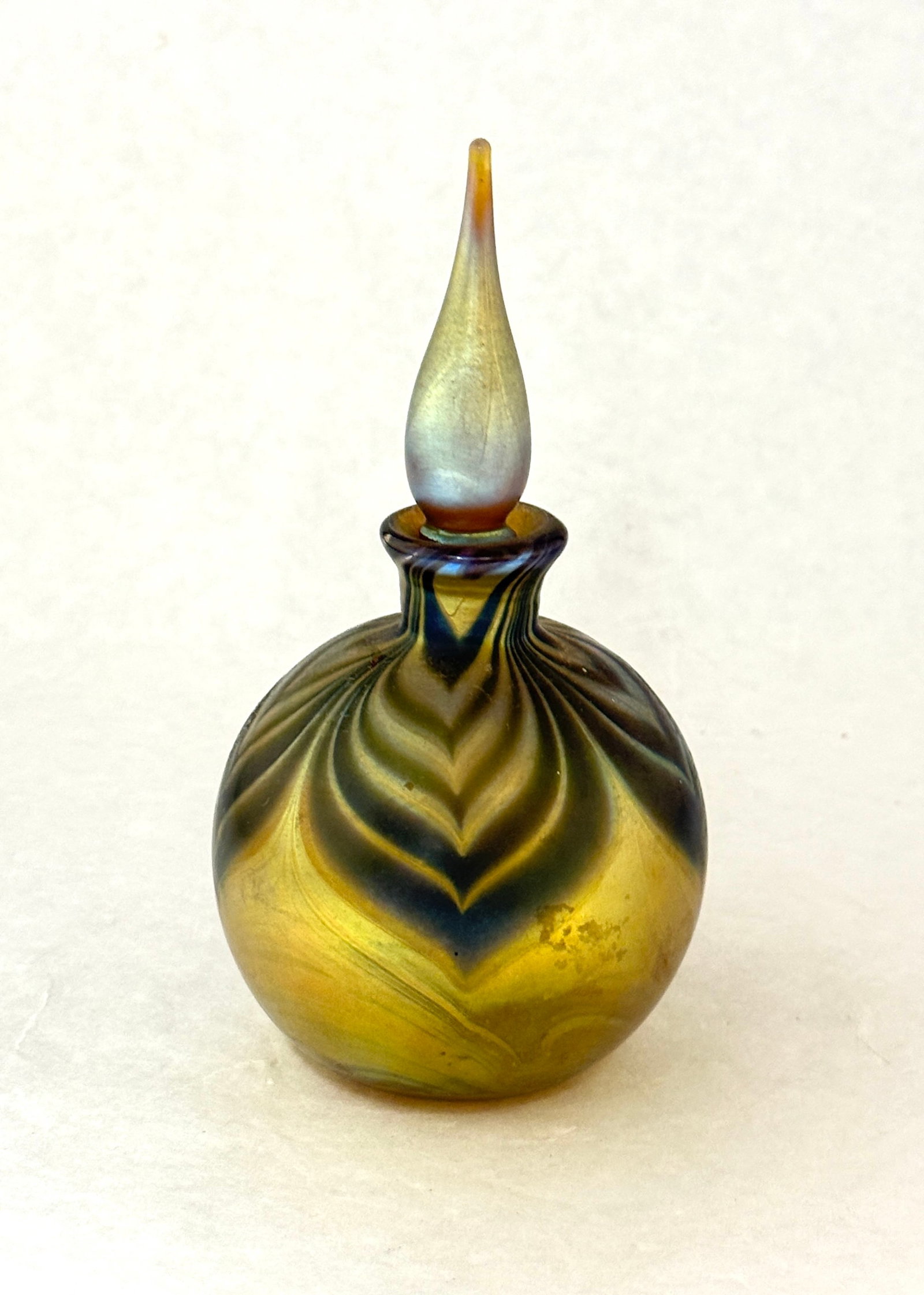 Lundberg Iridescent Gold Perfume: Lundberg iridescent gold perfume with a pulled feather, signed Lundberg Studios 1993, 5 3/4" ht. CONDITION: bottom of stopper with damage, see picture.