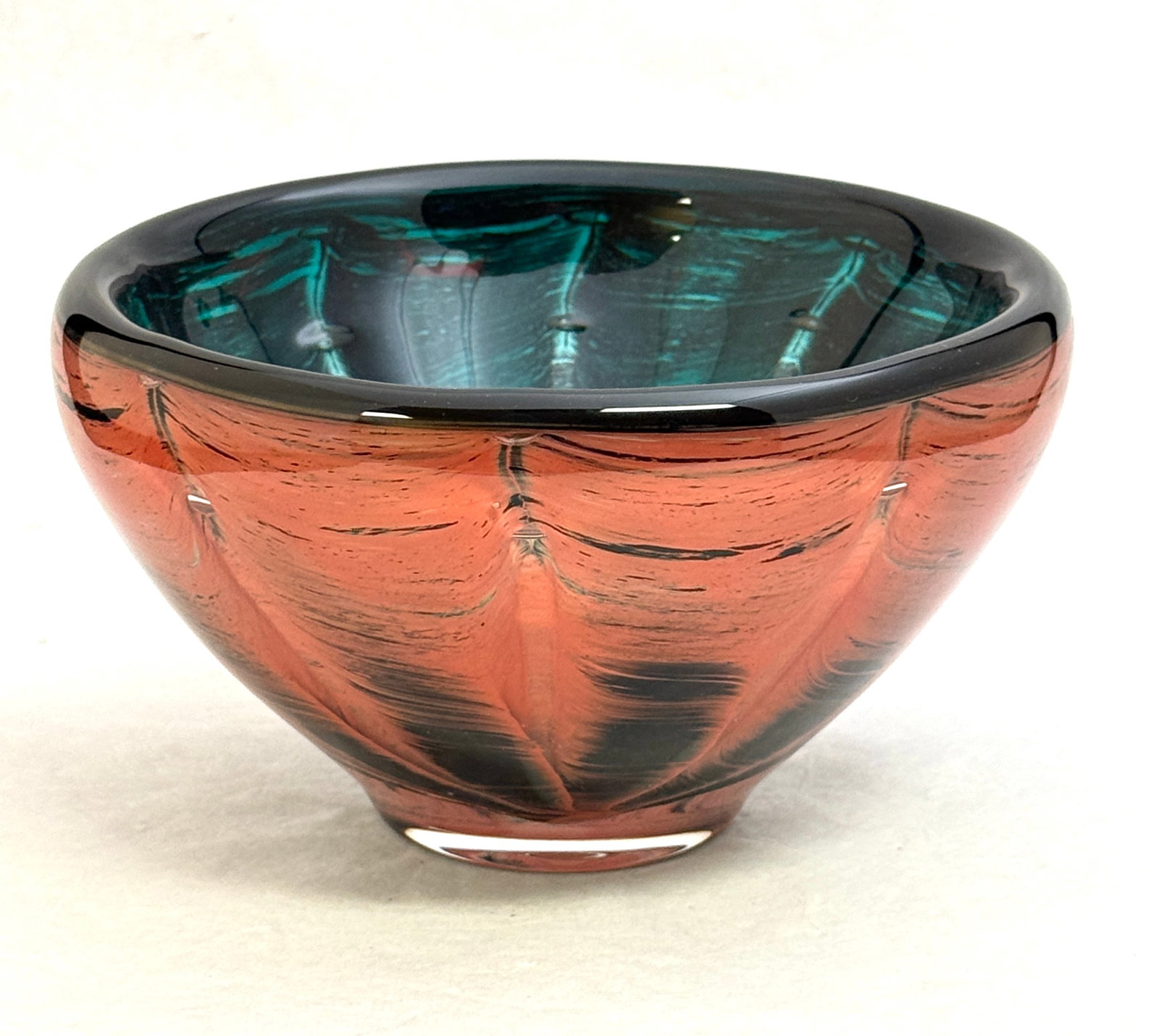 Brent Kee Young Art Glass Bowl: Brent Kee Young art glass bowl in pink and black with green interior, signed Young 04; diameter 7 1/8". CONDITION: no chips, cracks, repairs, or material defects found, Jaremos attempts to call any ma