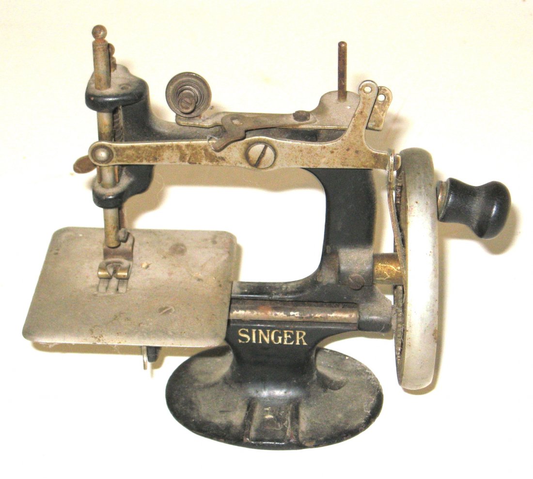 Early Childs Singer sewing machine (1 of 5)