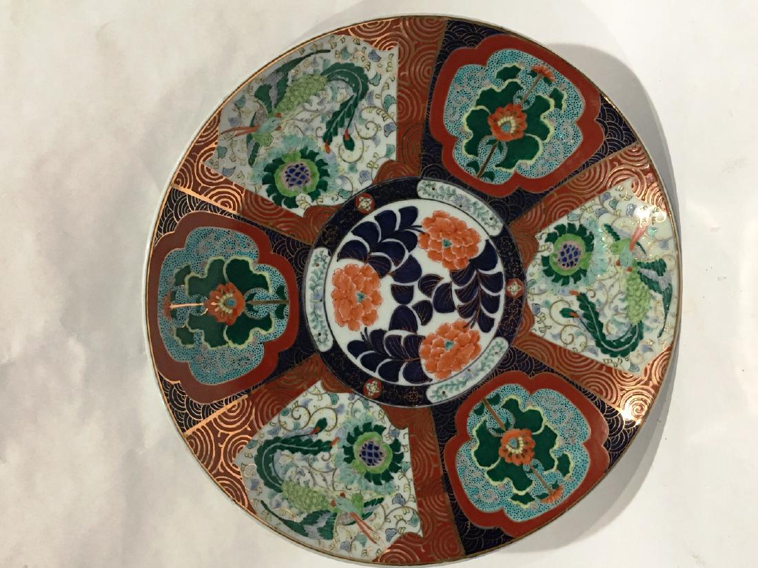 IMARI WARE PLATTER: JAPANESE EDO PERIOD GENROKU ERA (1688-1704), WITH FLORAL DESIGN, 16" DIAMETER