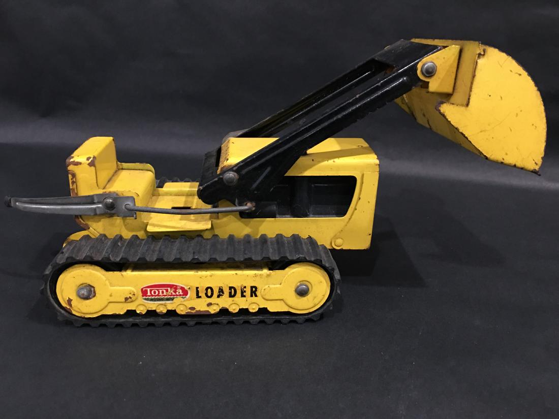 VINTAGE TONKA LOADER: 11" LONG