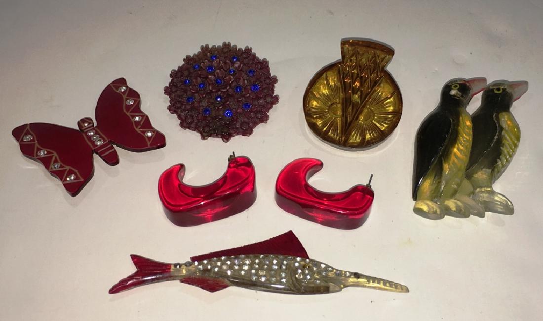 6 BAKELITE JEWELRY PIECES: 5 BROACHES (2 AS IS, SEE PHOTO), 1 PAIR OF EARRINGS
