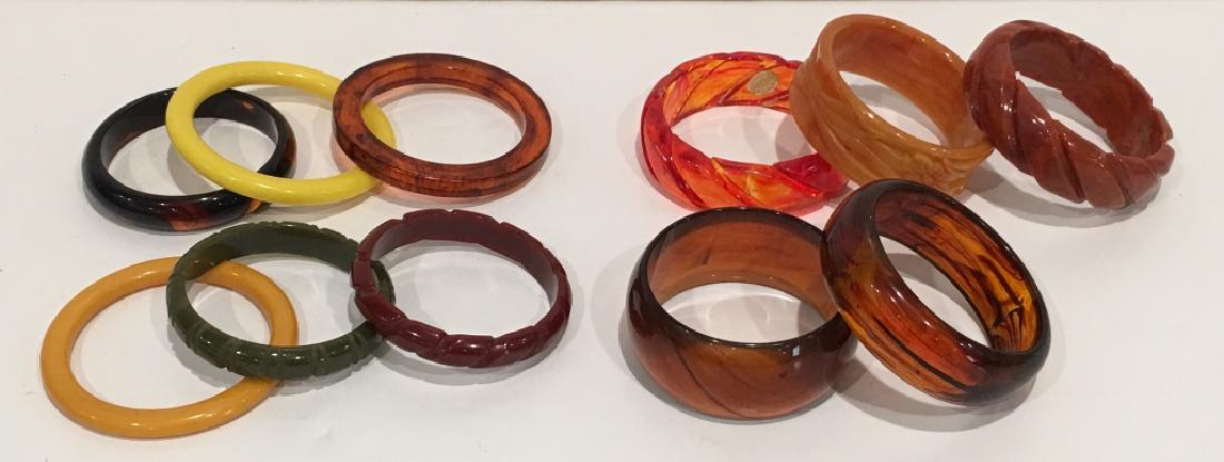 PLASTIC AND BAKELITE BRACELETS: APPROX. 11