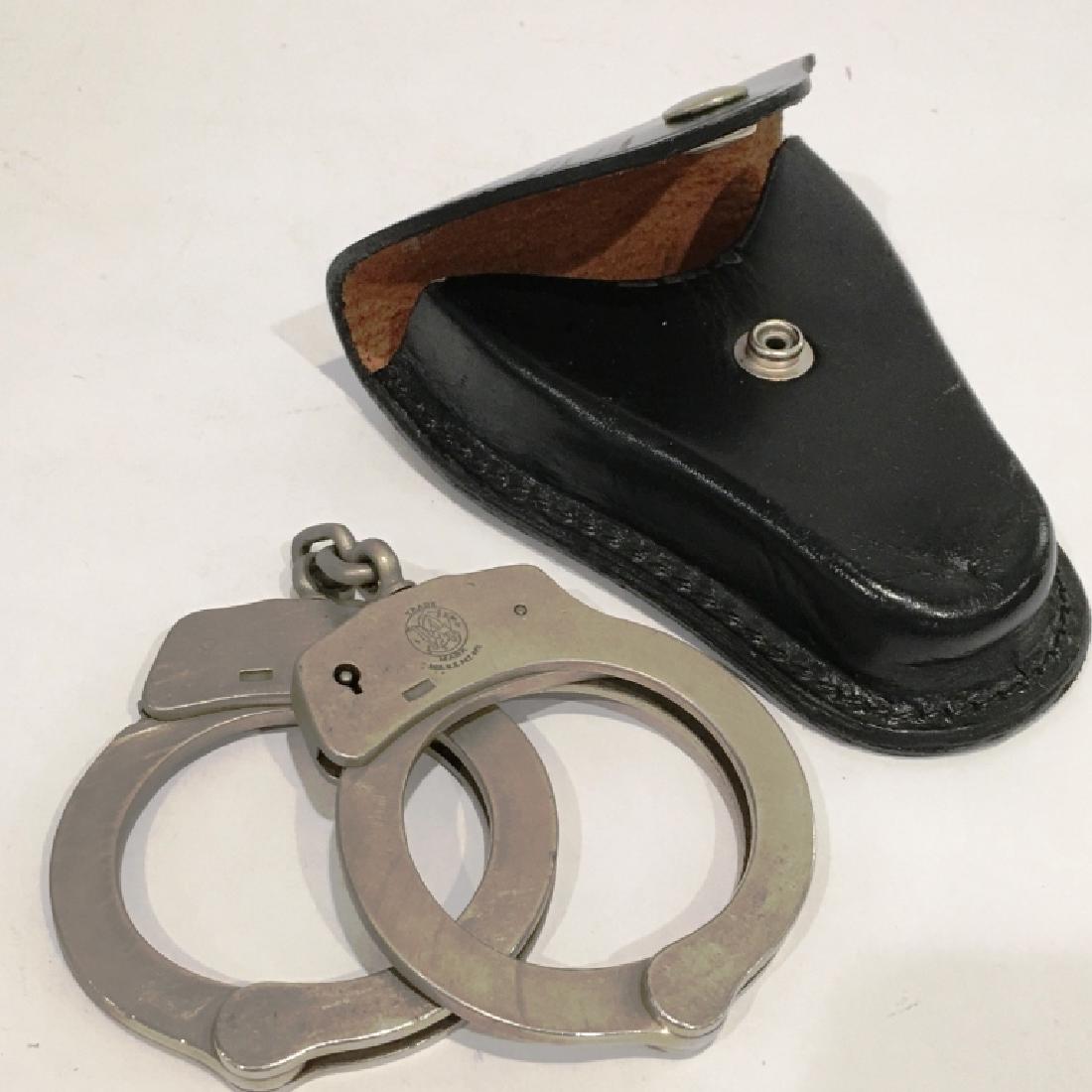 SMITH & WESSON HANDCUFFS WITH HOLDER: NO KEY