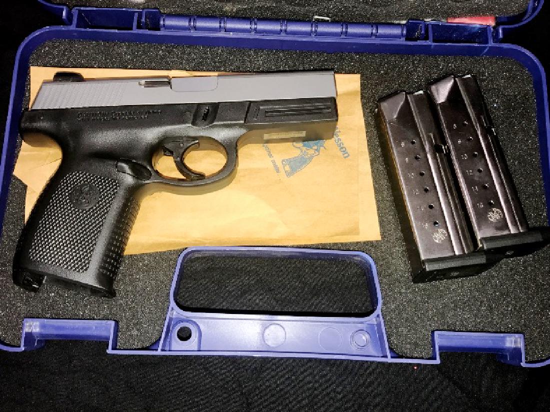 SMITH AND WESSON SW9VE: 9MM WITH CASE, LOCK AND PAPERS