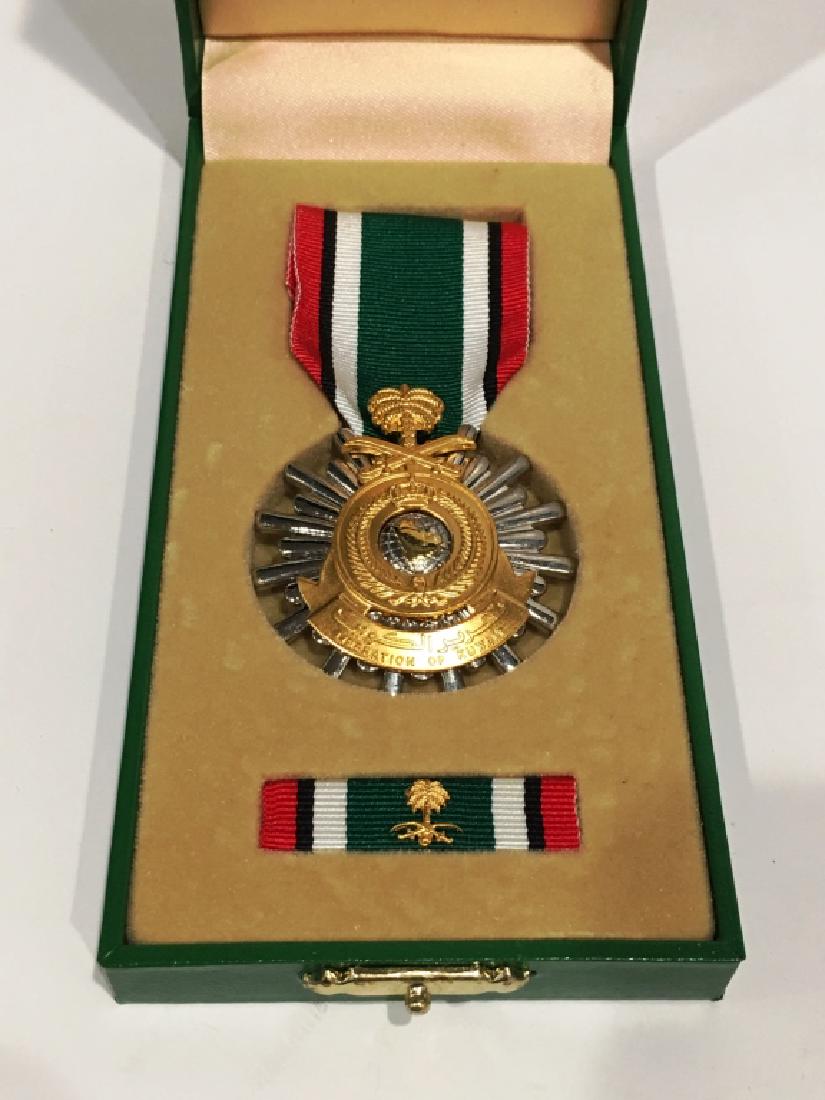 KINGDOM OF SAUDI ARABIA LIBERATION OF KUWAIT MEDAL: IN THE PRESENTATION BOX, AND BADGE
