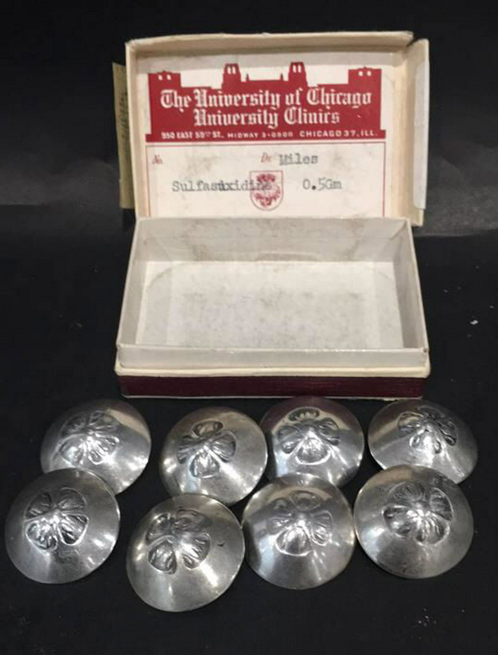 8 Silver vintage buttons: Non-magnetic, 42 g