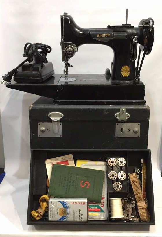 Singer Featherweight Sewing Machine: Sewing machine, foot pedal, carrying box, assorted accessories