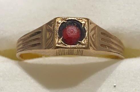 Garnet 1/20 Gold Ring: Size 7.5, 1.8 grams, marked 1/20 14k gold shell
