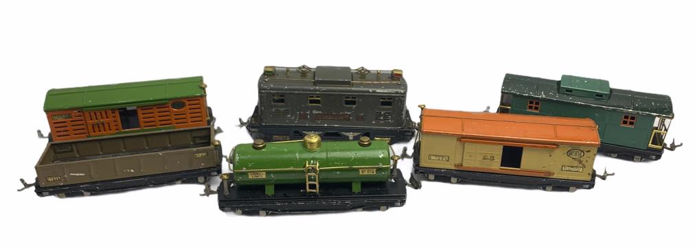 Lot of Pre-war Lionel Trains: 251E, No. 812, 813, 814, 815, 817, in good condition overall, see photo