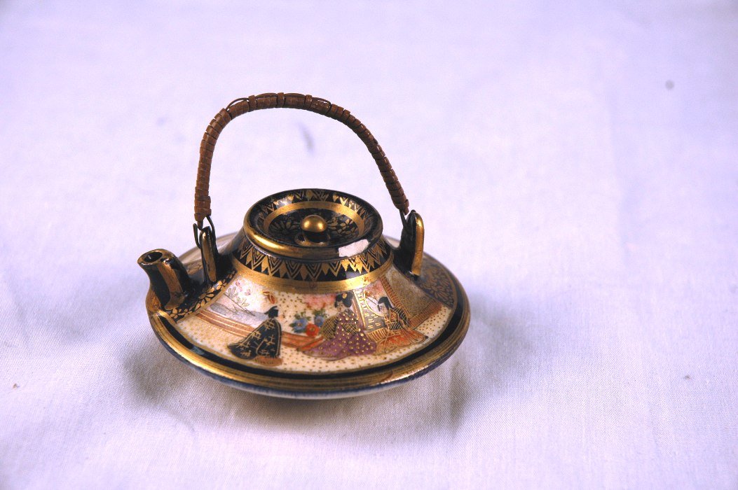 Mini Oriental Tea pot: Mini oriental teapot, marked, 1 1/4" tall