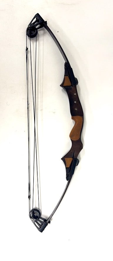 Unmarked Compound Hunting Bow (1 of 3)
