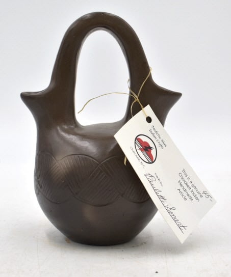 Paulette Smart Cherokee Pottery Wedding Vase: 6.75 inches by 4.75 inches, signed on the bottom, with original certificate, no damage, see photos