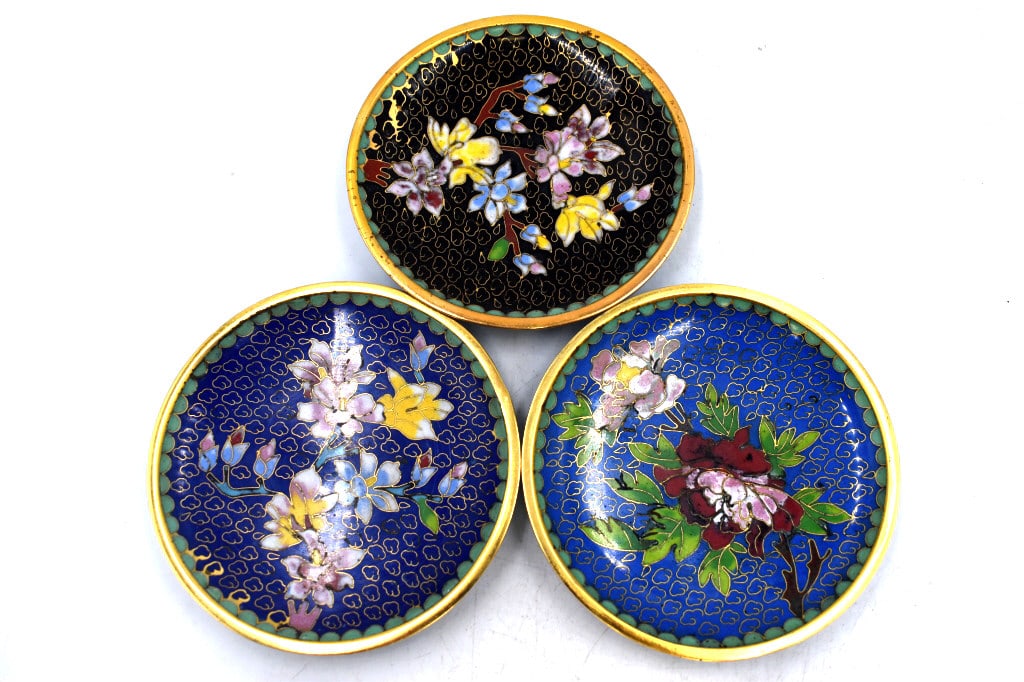 3 Clossine Plates: 0.5 inches tall by 4 inches wide, unmarked, no damage, see photos.