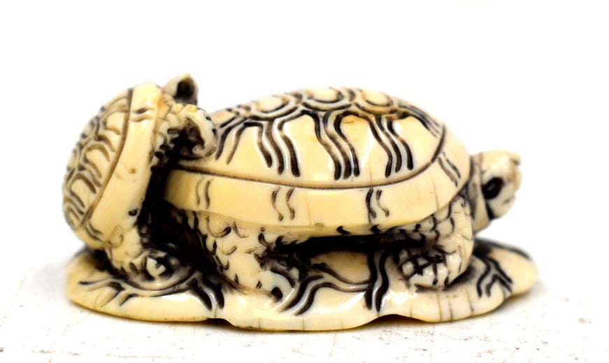 Japanese Two Turtle Netsuke (1 of 3)