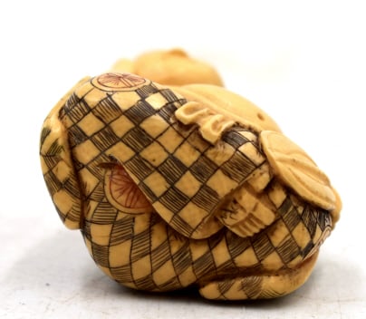 Japanese Resting Man Signed Netsuke - 3