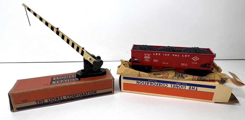 Lionel Postwar Hopper Car & Accessory (1 of 2)