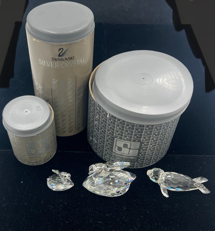 Swarovski 2 Swans and Seal: One smaller Swan, one larger swan, and a seal (missing whiskers). All come with original boxes. See photos