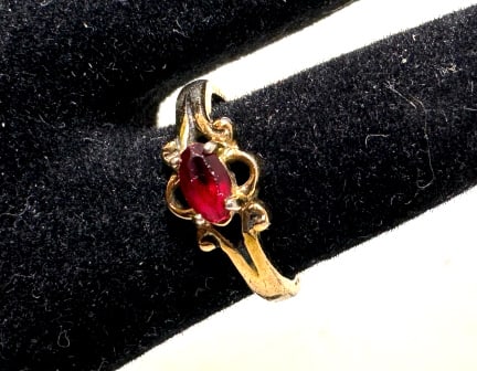 Ruby Red Ring: Size 4, marked on inside, 1g, see photos