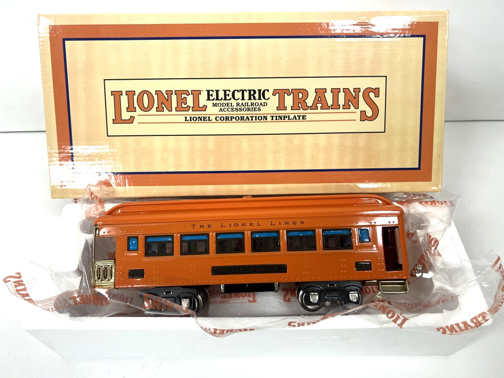 Lionel 710 Series Observation Car: No.11-80019C, in good condition, comes with box. See photos