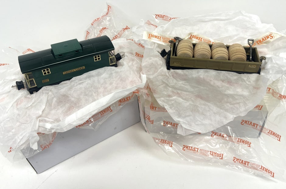 2 Lionel Model Train Cars (1 of 8)