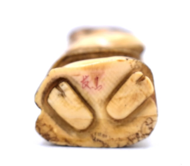 Japanese Signed Hooded Netsuke - 3