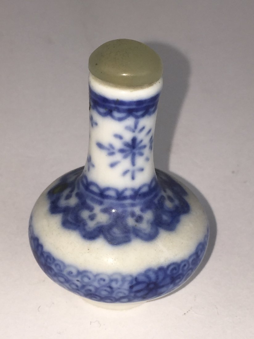 BLUE & WHITE QIANLONG SIGNED SNUFF BOTTLE (1 of 2)