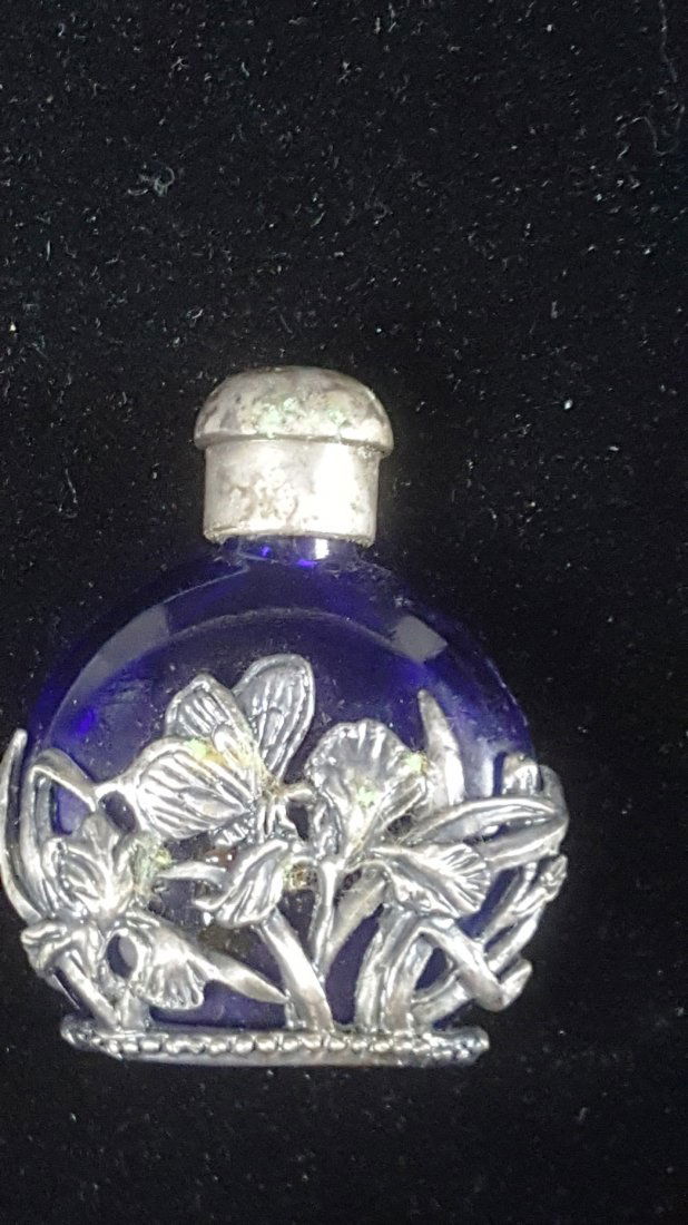 COBALT BLUE GLASS SNUFF BOTTLE WITH OVERLAY (1 of 2)
