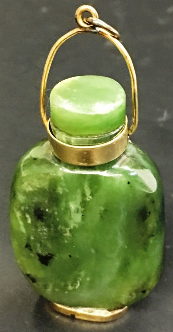 GREEN OVATE CARVED JADE SNUFF BOTTLE WITH GOLD TRIM (1 of 1)
