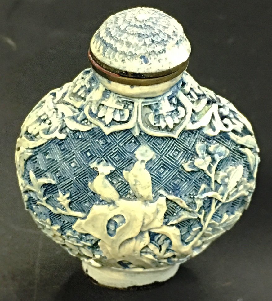 OVATE BLUE AND WHITE SNUFF BOTTLE 4 MARK ON BOTTOM (1 of 2)