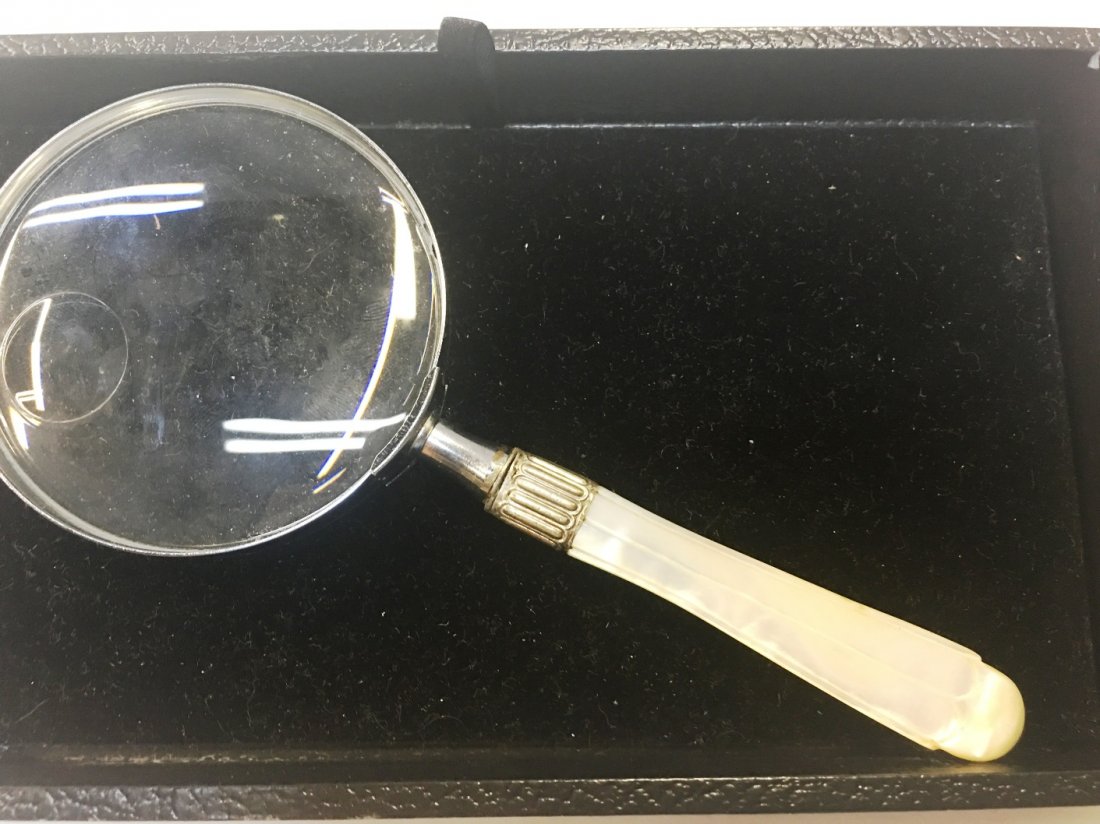 VINTAGE MAGNIFYING GLASS: W/MOTHER PEARL HANDLE, 3" X 7"