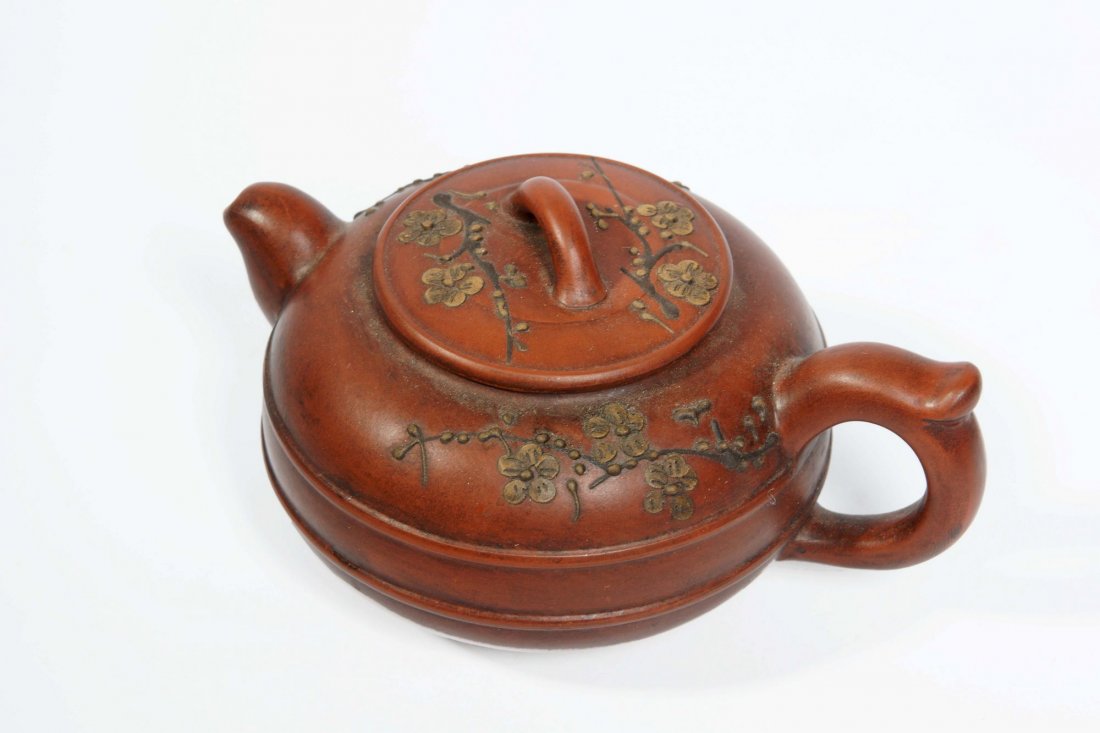 A Chinese Yixing Clay Teapot: A Chinese Yixing Clay Teapot, H 3.5", L 6.25"