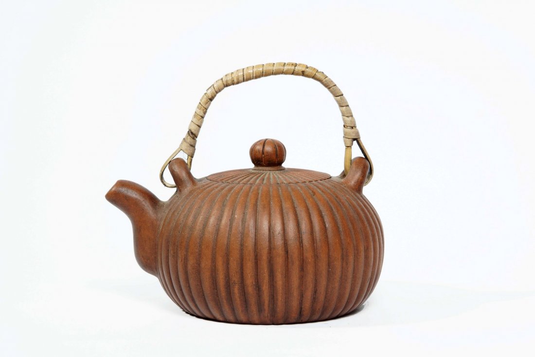 A Chinese Yixing Clay Teapot: A Chinese Yixing Clay Teapot, H 4", L 6"