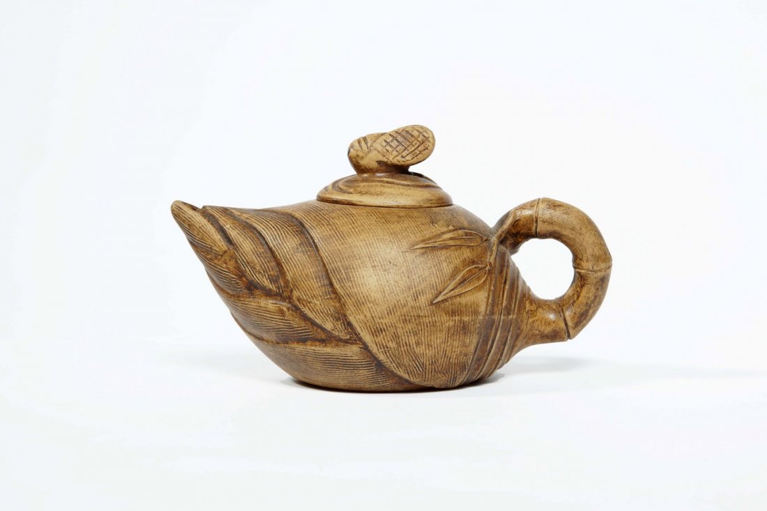 Chinese Yixing Clay Teapot: Chinese Yixing Clay Teapot, H 3.25", L 5.5"