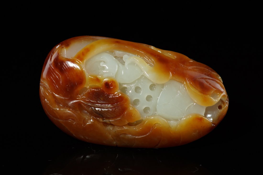 Chinese Xinjiang Nephrite Seed Material Pendant: 100% Chinese Xinjiang Nephrite Seed Material Pendant, carved with fish and lotus design, symbol surplus and peace every year, size: 6cm x 3.5cm x 2cm, weight: 72.10g.