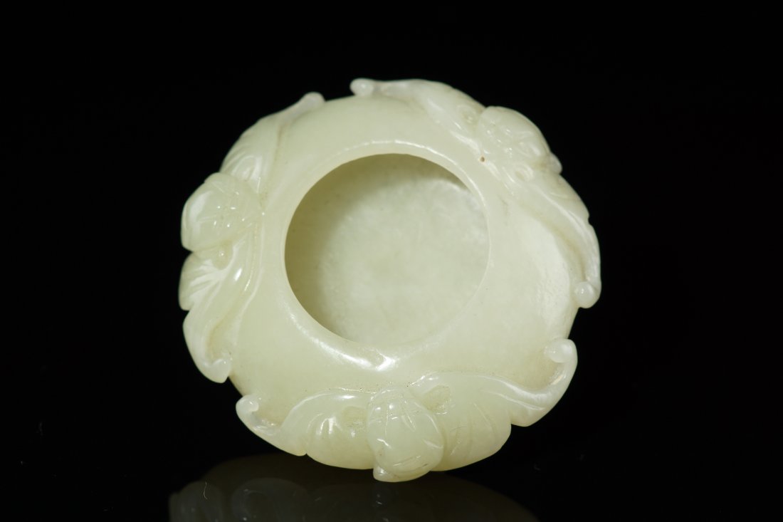 100% Chinese Xinjiang Nephrite decoration: 100% Chinese Xinjiang Nephrite decoration, design with 3 bats stick on the tray, size: 5cm diameter, 1.5cm height, weight: 40.32g.