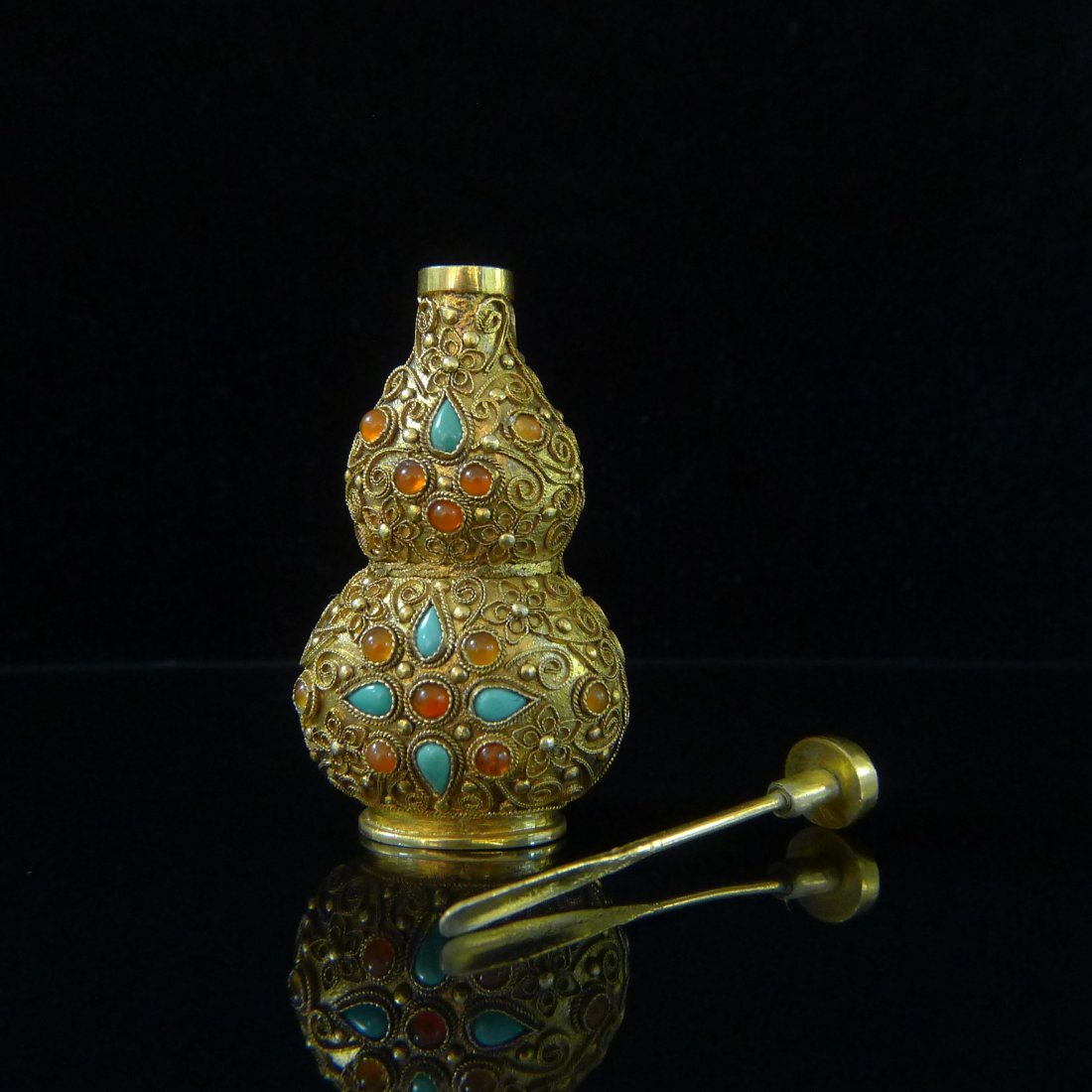 VINTAGE CHINESE JEWELED SNUFF BOTTLE: Vintage Chinese Jeweled Snuff Bottle, designed copper filigree with carnelian & turquoise, awesome Chinese snuff with nice stones. Size: 3 1/8" tall x 1 3/4".